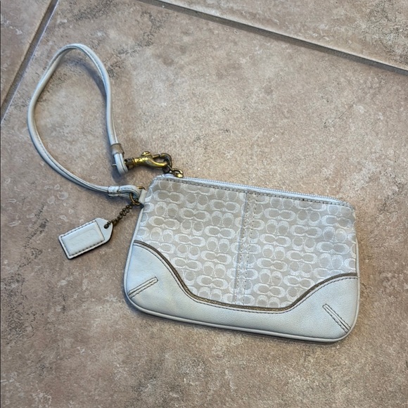 Coach White Elegant Textured Wristlet Clutch - Picture 1 of 3